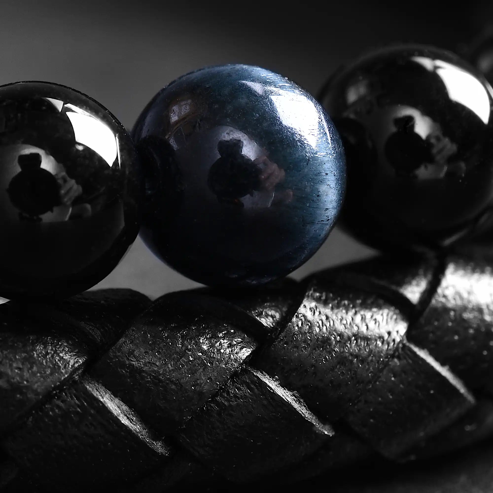 Eclipse - Leather bracelet with blue tiger-eye beads