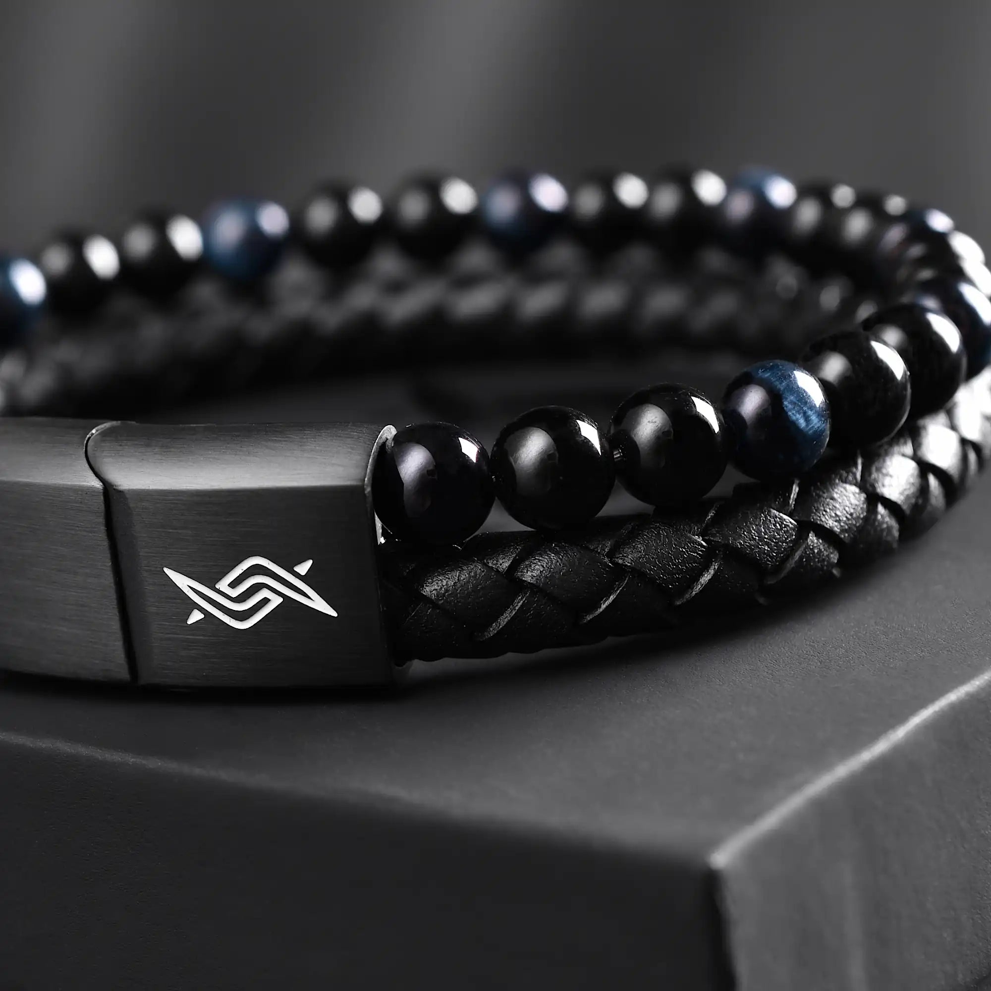 Eclipse - Leather bracelet with blue tiger-eye beads