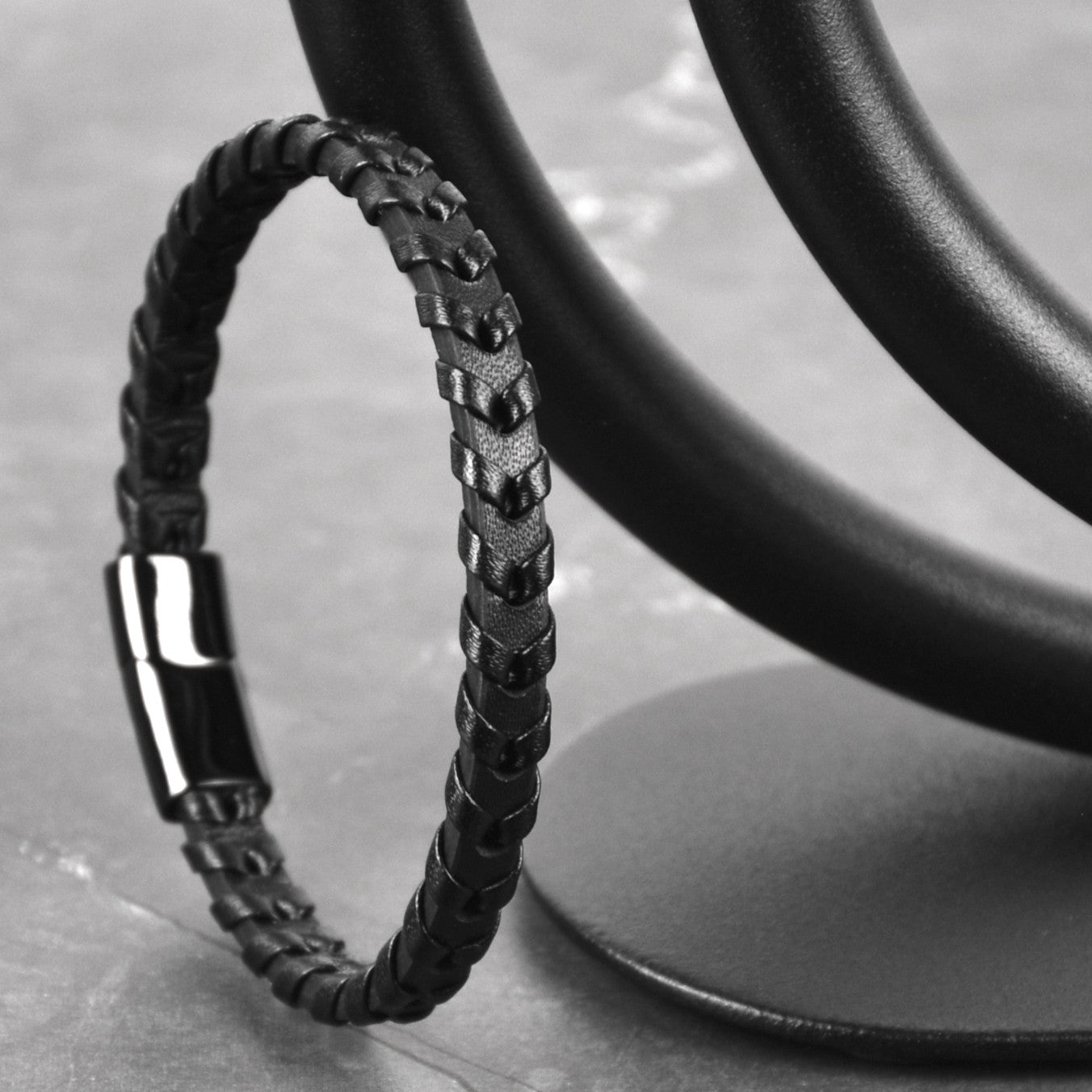 Single-layer leather bracelet with glossy black 316L stainless steel clasp