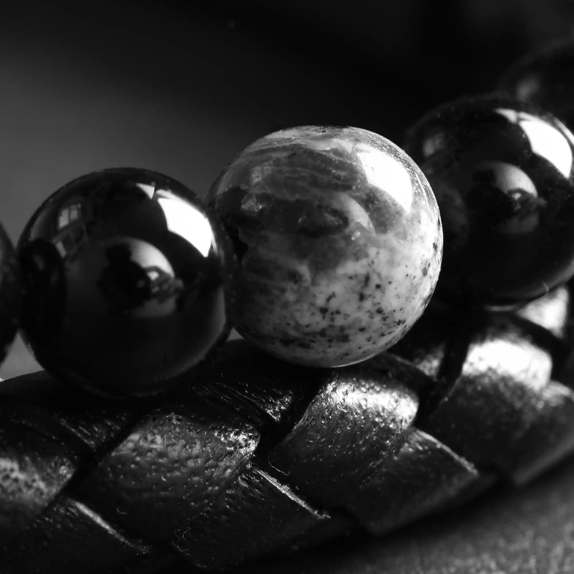 Shadow - Leather bracelet with black flash stone